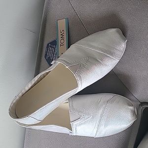 NWT Toms